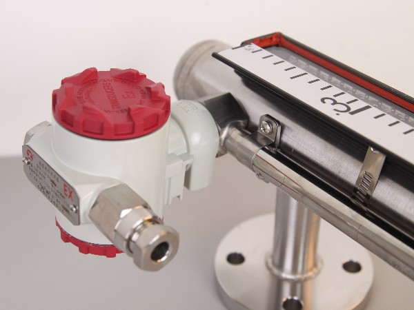 磁翻板液位計(jì)為何就地顯示與遠(yuǎn)傳輸出都要有？