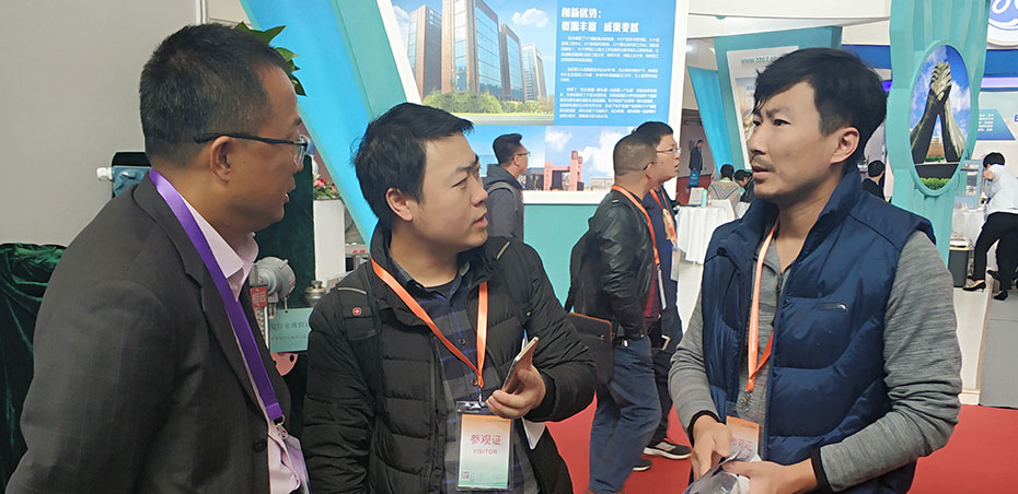 相遠科技工程師與客戶探討技術問題