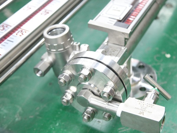 磁翻板液位計在消防水箱上的應(yīng)用：西安相遠科技27年專業(yè)解決方案